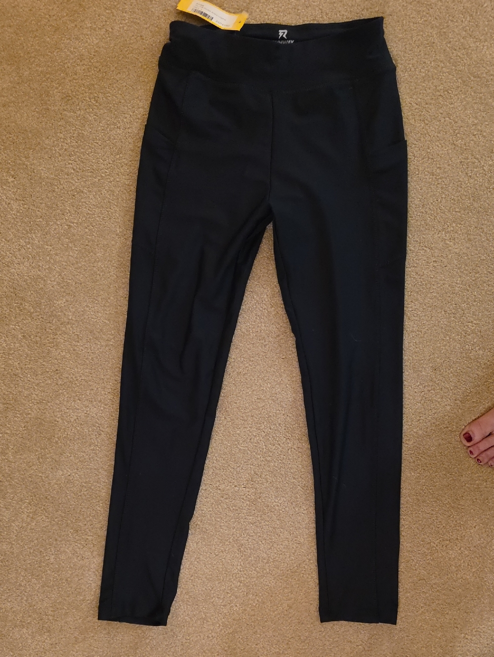 RUNWAY Black High-Waist Leggings with Side Pockets
